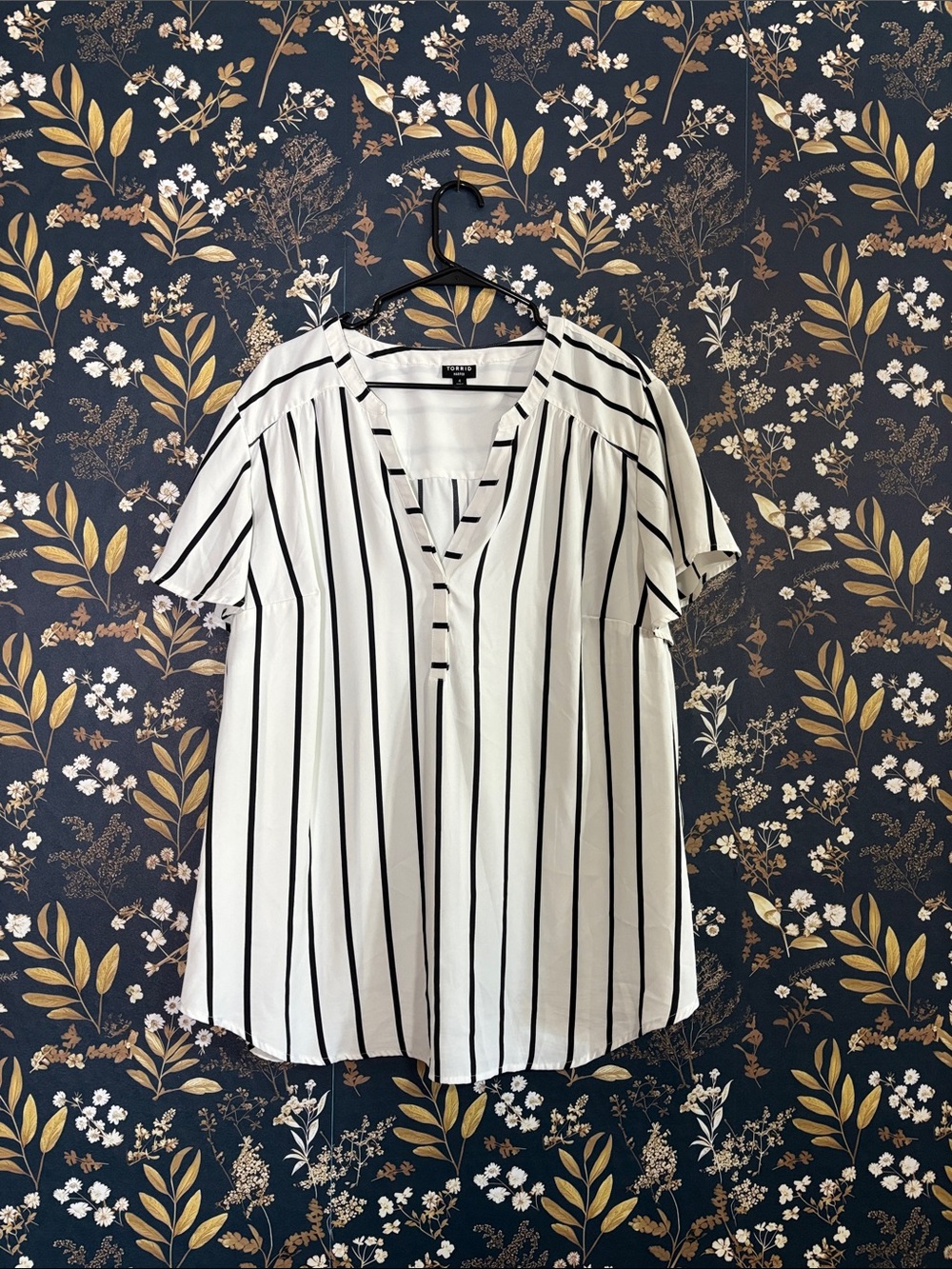 Torrid Harper White Blouse with Black Vertical Stripes Size 4
